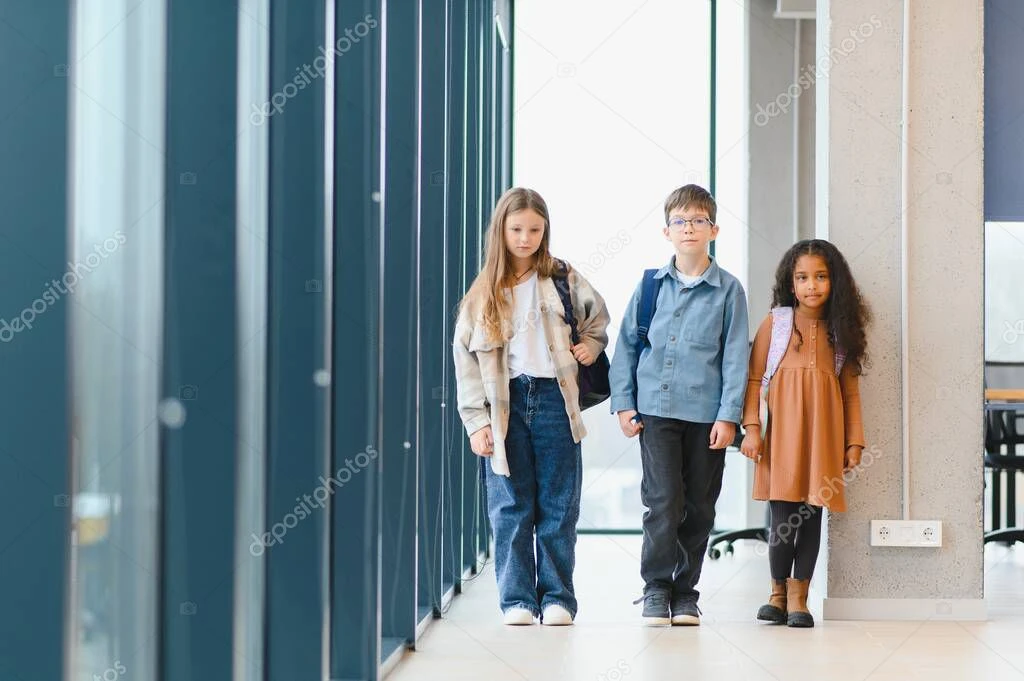 Enfants dans une salle de classe d’école primaire