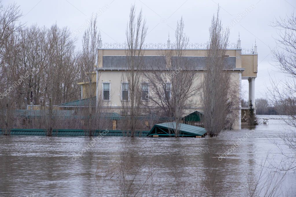Rue de village partiellement inondée avec signalisation de sécurité