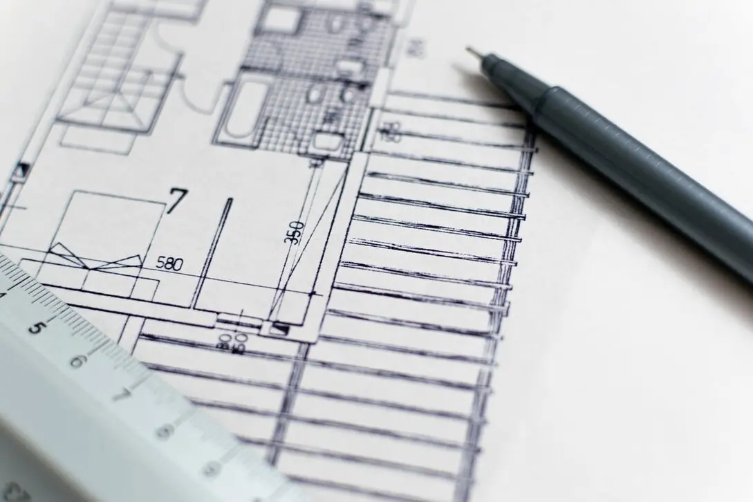 Plans d’urbanisme sur une table de travail