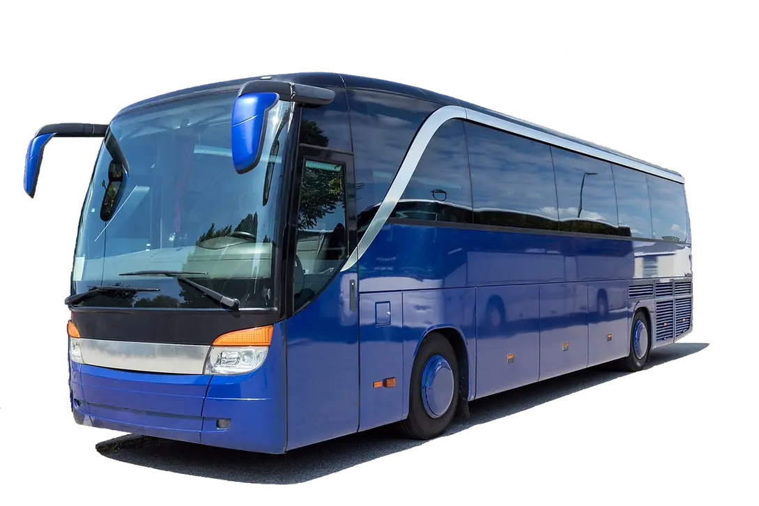 Bus et cycliste circulant dans un village
