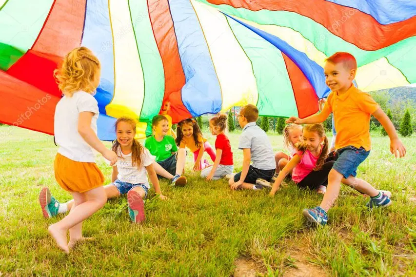 Enfants jouant à une kermesse organisée par l’école du village