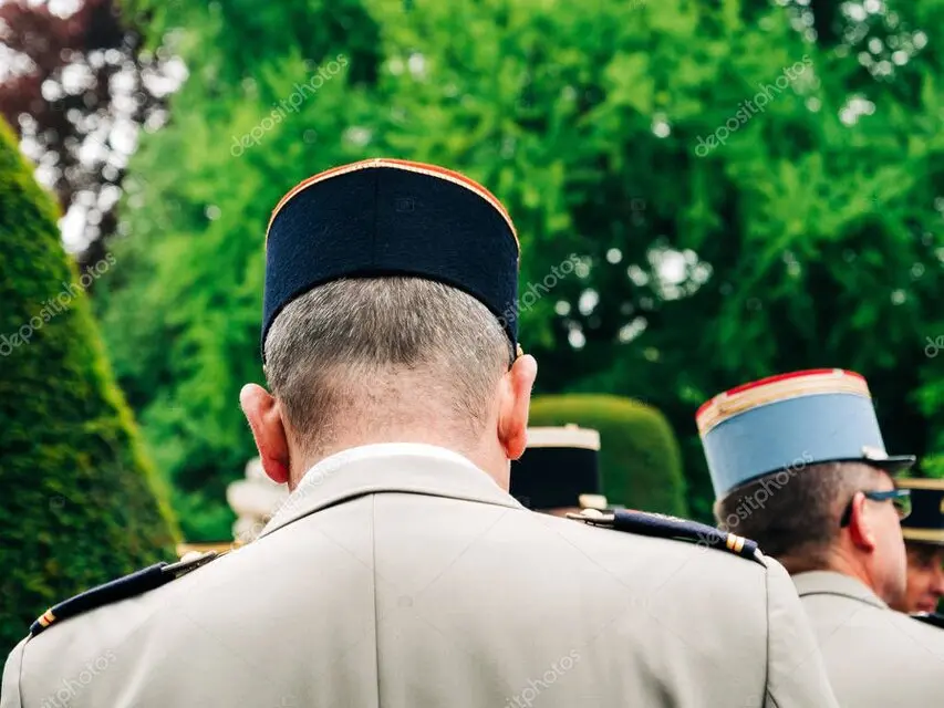 Cérémonie commémorative avec porte-drapeaux à Avril