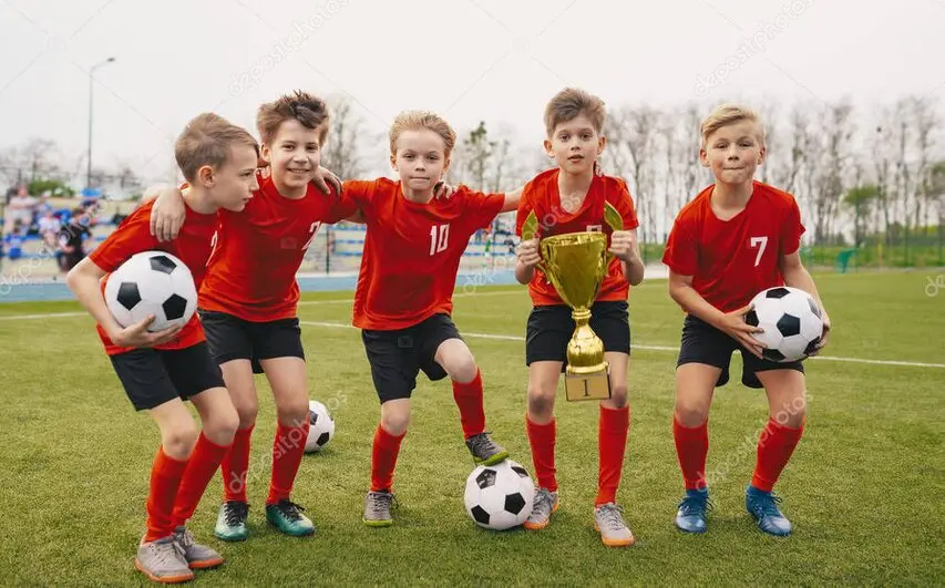 Match et animations sportives pour les jeunes sur un terrain de village