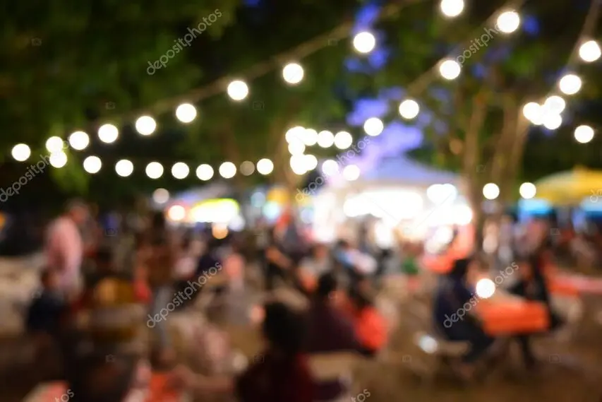 Habitants réunis sur la place du village lors d’une fête en plein air