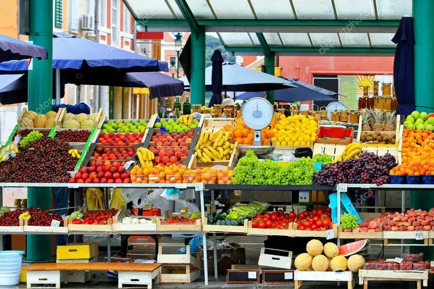 Stands et produits locaux lors d’un marché festif